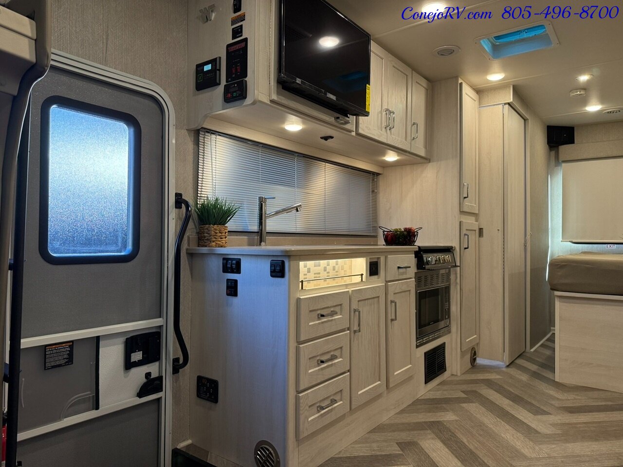 2024 Winnebago Vita 24P Full Wall Slide-Out Theater Seats Mercedes Turbo Diesel 6K Miles - Photo 7 - Thousand Oaks, CA 91360