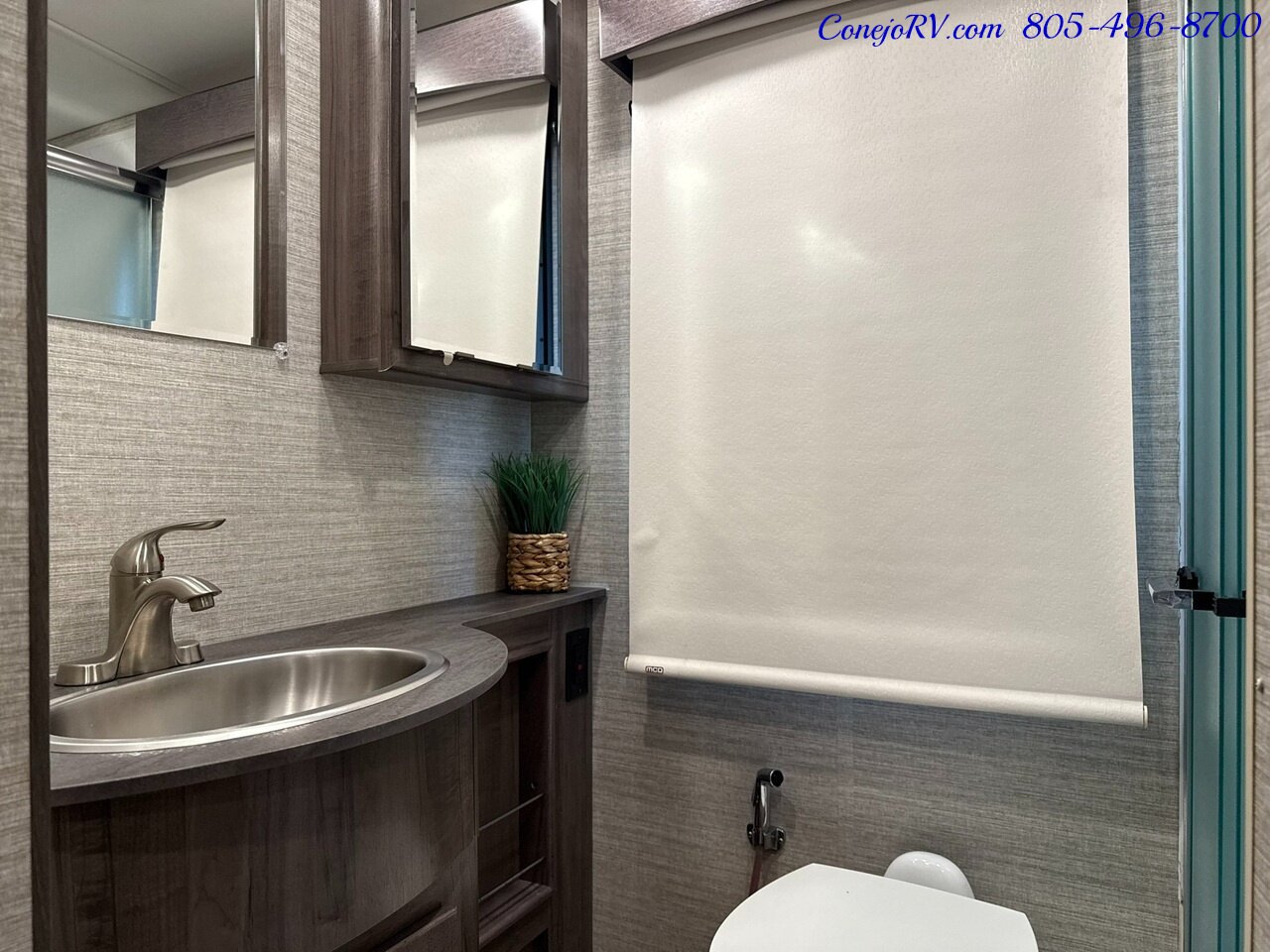 2023 Winnebago Forza 38W Triple Slide Outs Bunkhouse Loft Bed 2 Bath  Cummins Turbo Diesel 45k Miles - Photo 21 - Thousand Oaks, CA 91360