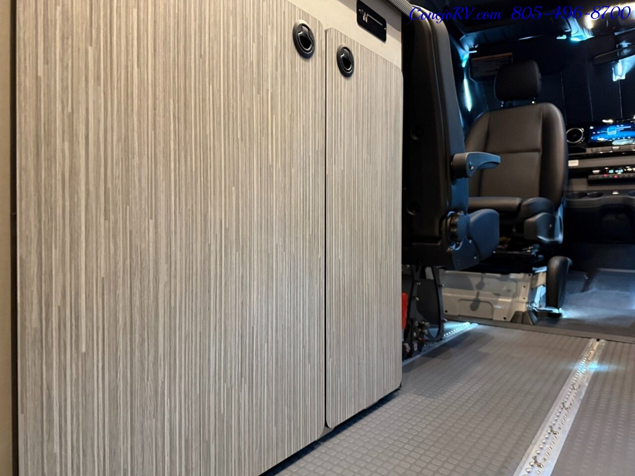 2023 Winnebago Adventure Wagon 70SE Mercedes Turbo Diesel Sprinter 2K Miles - Photo 11 - Thousand Oaks, CA 91360