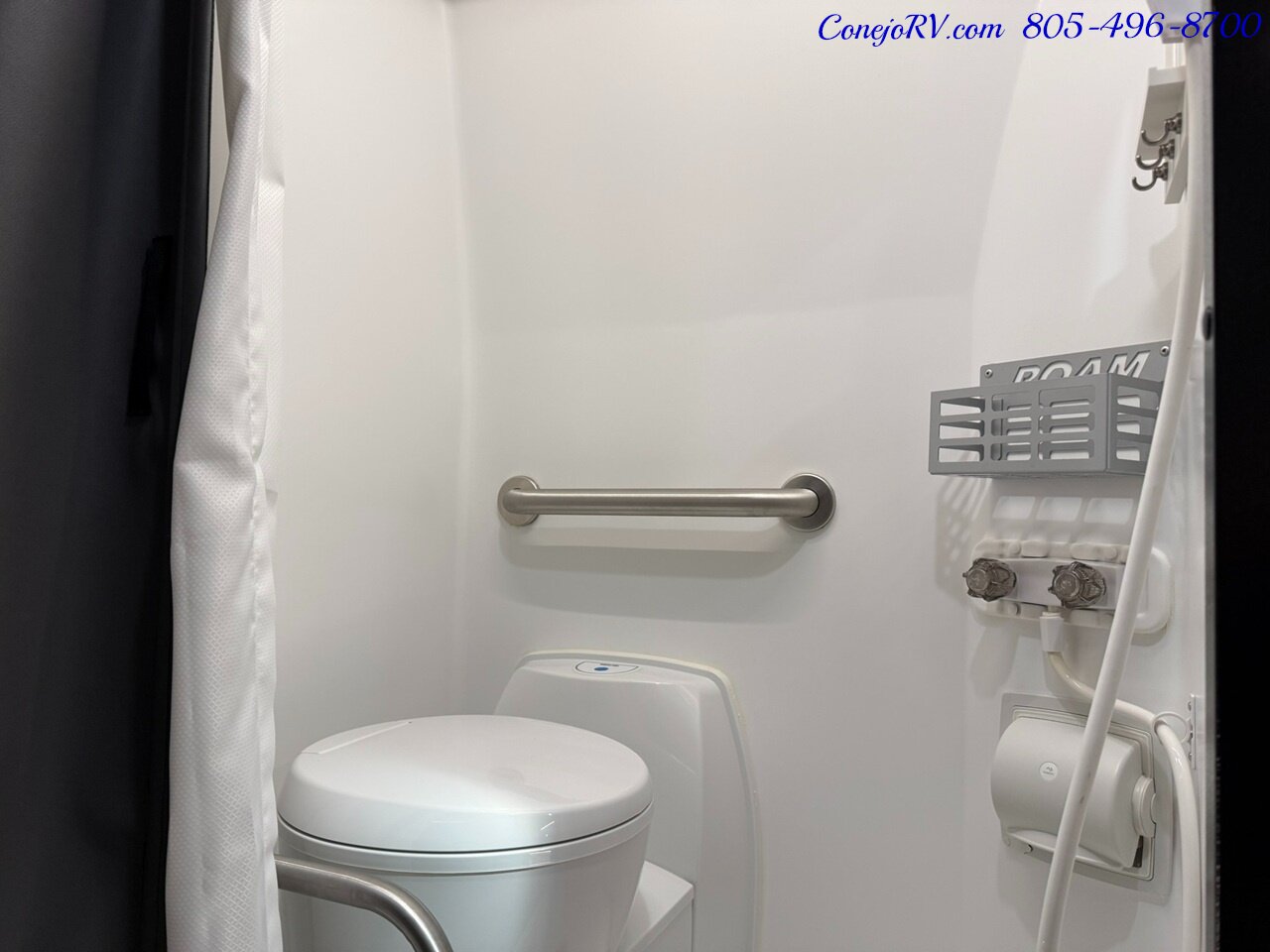 2023 Winnebago Roam 59RA Accessibility Power Lift Power Lounge Full Galley Custom Black Alloy Wheels - Photo 19 - Thousand Oaks, CA 91360