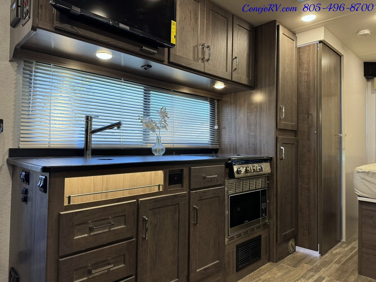 2025 Winnebago Porto 24P Full Wall Slide-Out Mercedes Turbo Diesel Full  Body Paint - Photo 12 - Thousand Oaks, CA 91360