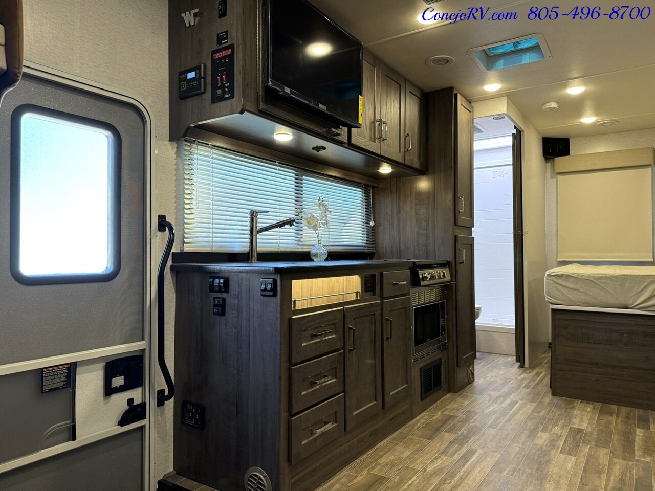 2025 Winnebago Porto 24P Full Wall Slide-Out Mercedes Turbo Diesel Full  Body Paint - Photo 7 - Thousand Oaks, CA 91360