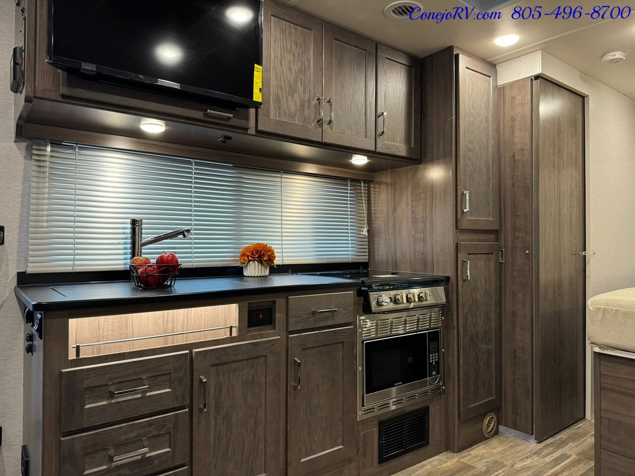 2025 Winnebago Porto 24P Full Wall Slide-Out Mercedes Turbo Diesel Full  Body Paint - Photo 12 - Thousand Oaks, CA 91360