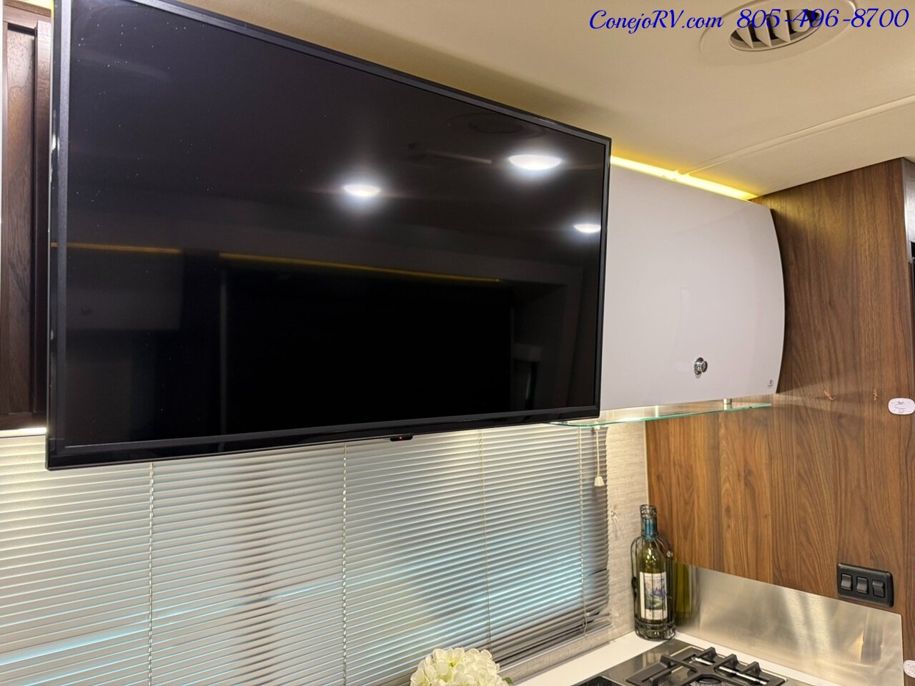 2020 Winnebago View 24D Full Wall Slide-Out Mercedes Turbo Diesel Full Body Paint 21K Miles Pre Covid Build - Photo 16 - Thousand Oaks, CA 91360