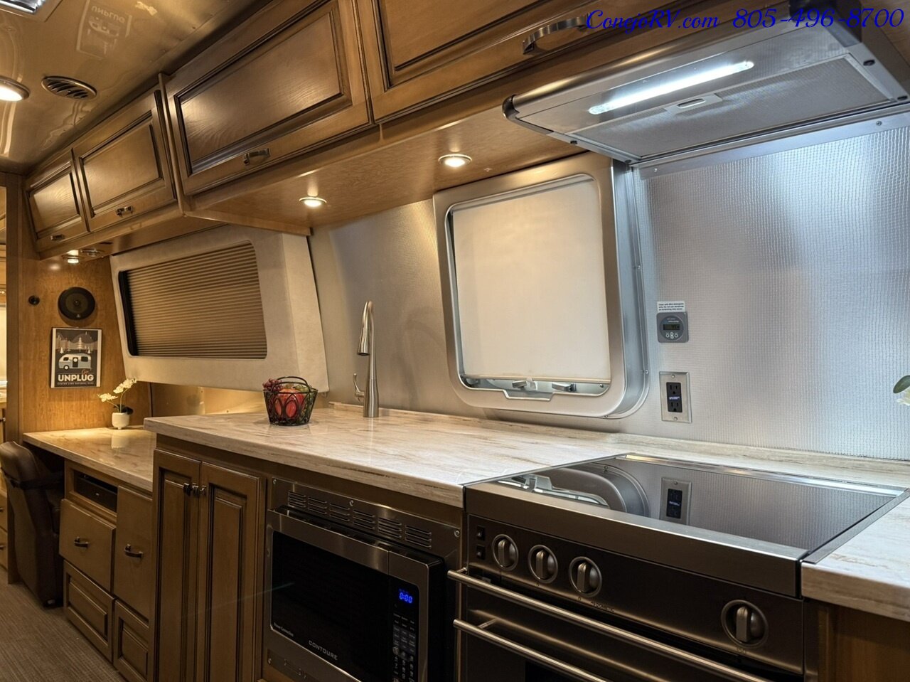 2020 Airstream Classic 33RB Theater Seats & Workspace Luxurious Travel Trailer   - Photo 15 - Thousand Oaks, CA 91360