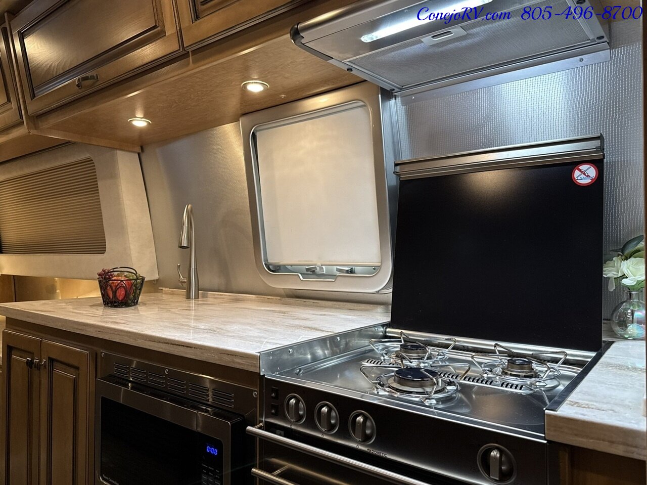 2020 Airstream Classic 33RB Theater Seats & Workspace Luxurious Travel Trailer   - Photo 17 - Thousand Oaks, CA 91360