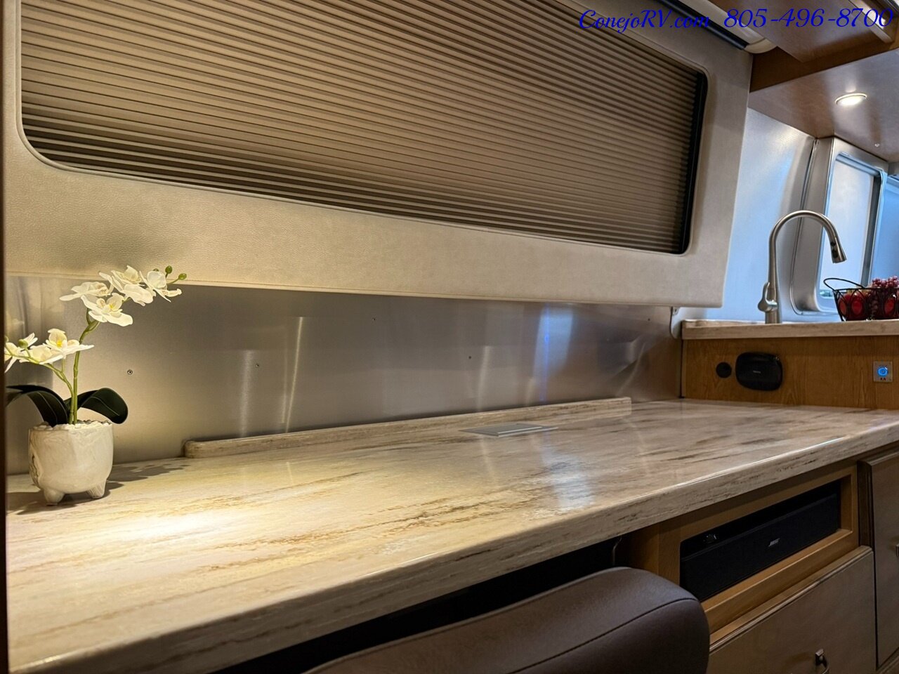 2020 Airstream Classic 33RB Theater Seats & Workspace Luxurious Travel Trailer   - Photo 22 - Thousand Oaks, CA 91360