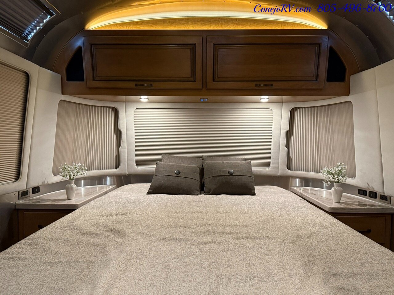 2020 Airstream Classic 33RB Theater Seats & Workspace Luxurious Travel Trailer   - Photo 27 - Thousand Oaks, CA 91360