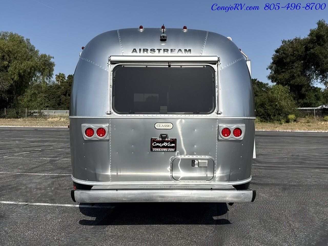 2020 Airstream Classic 33RB Theater Seats & Workspace Luxurious Travel Trailer   - Photo 37 - Thousand Oaks, CA 91360
