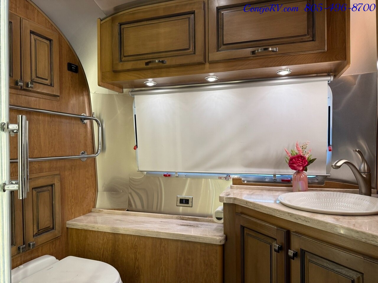 2020 Airstream Classic 33RB Theater Seats & Workspace Luxurious Travel Trailer   - Photo 23 - Thousand Oaks, CA 91360