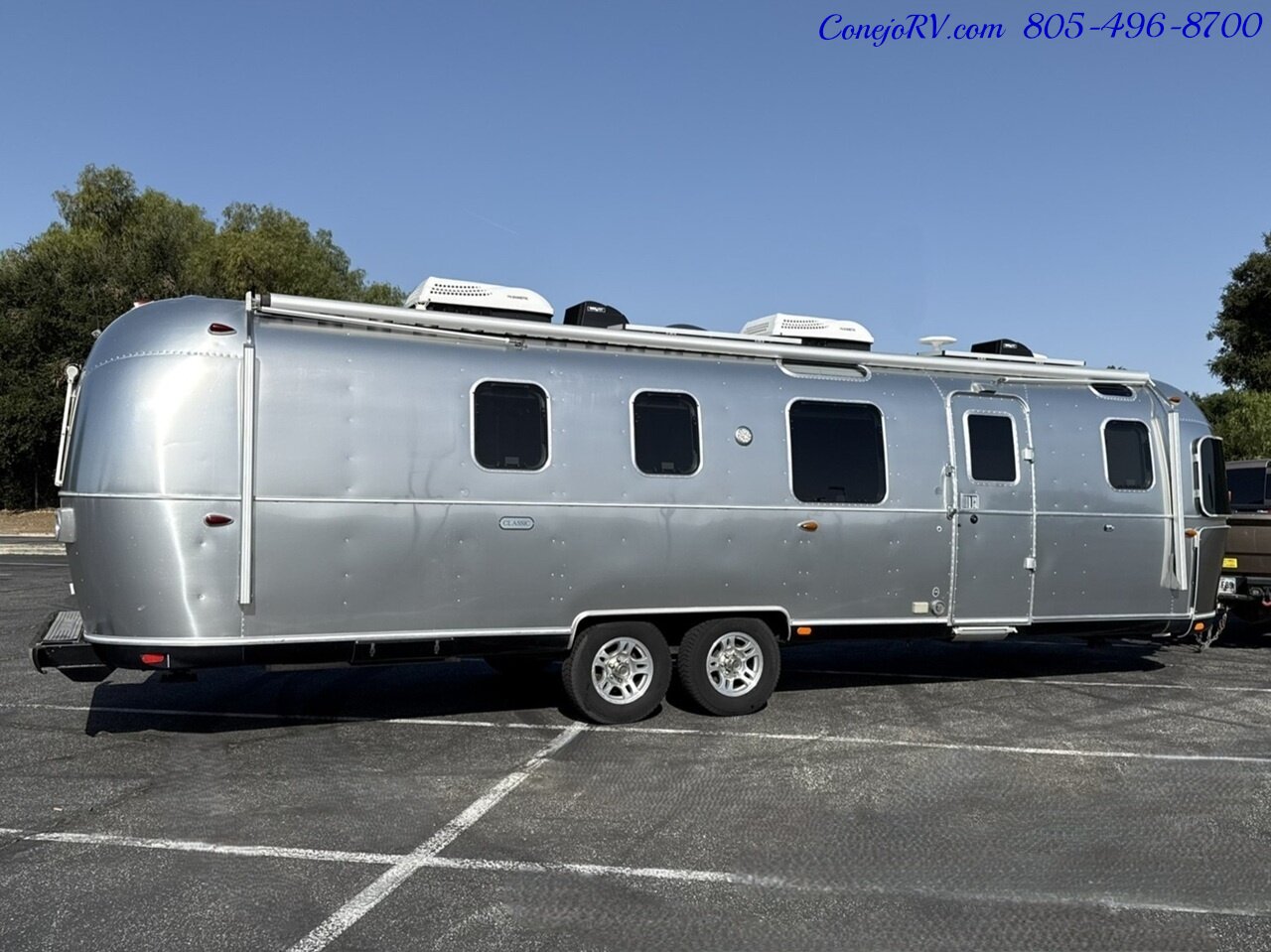 2020 Airstream Classic 33RB Theater Seats & Workspace Luxurious Travel Trailer   - Photo 4 - Thousand Oaks, CA 91360