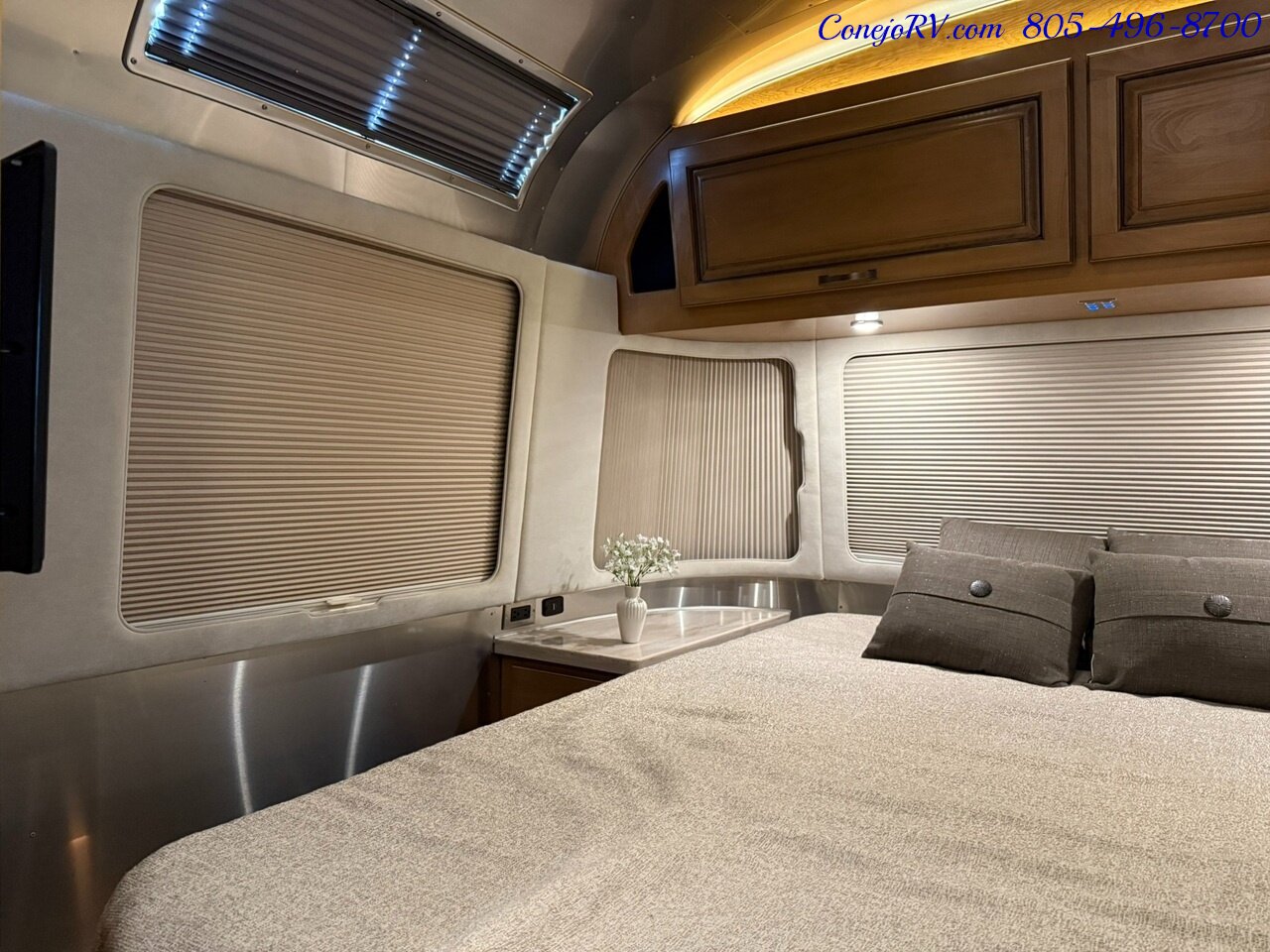 2020 Airstream Classic 33RB Theater Seats & Workspace Luxurious Travel Trailer   - Photo 28 - Thousand Oaks, CA 91360