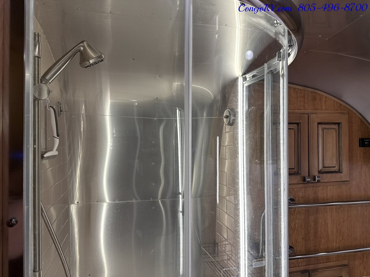 2020 Airstream Classic 33RB Theater Seats & Workspace Luxurious Travel Trailer   - Photo 24 - Thousand Oaks, CA 91360