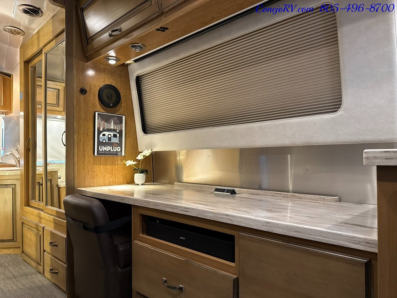 2020 Airstream Classic 33RB Theater Seats & Workspace Luxurious Travel Trailer   - Photo 21 - Thousand Oaks, CA 91360