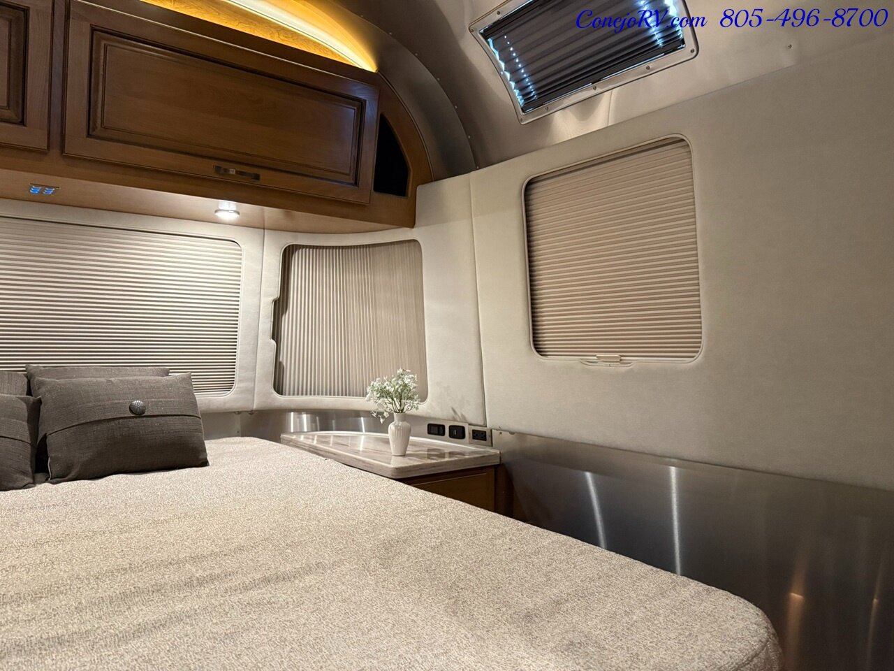2020 Airstream Classic 33RB Theater Seats & Workspace Luxurious Travel Trailer   - Photo 29 - Thousand Oaks, CA 91360