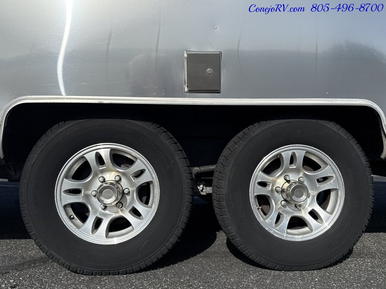 2020 Airstream Classic 33RB Theater Seats & Workspace Luxurious Travel Trailer   - Photo 35 - Thousand Oaks, CA 91360