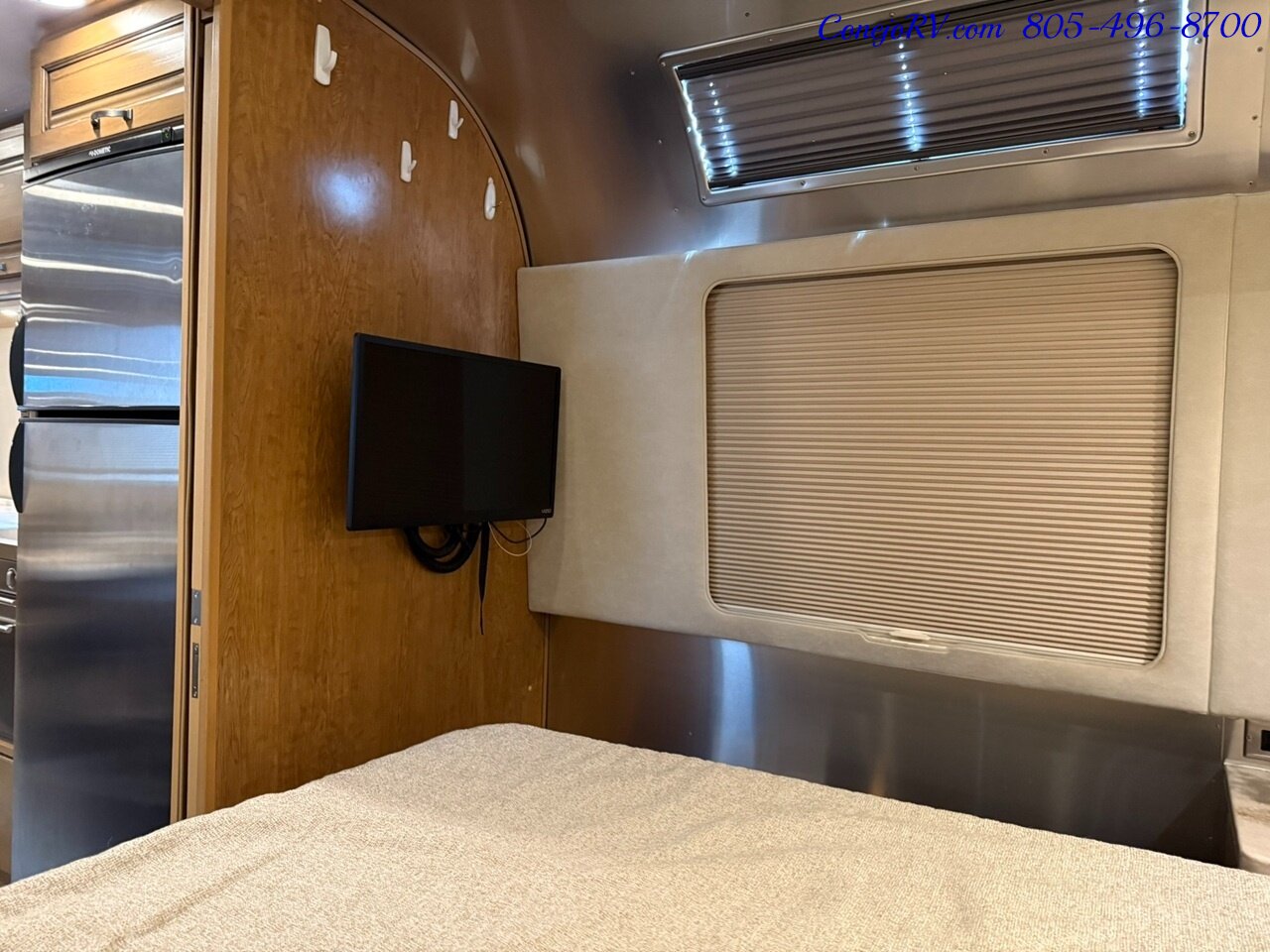 2020 Airstream Classic 33RB Theater Seats & Workspace Luxurious Travel Trailer   - Photo 30 - Thousand Oaks, CA 91360