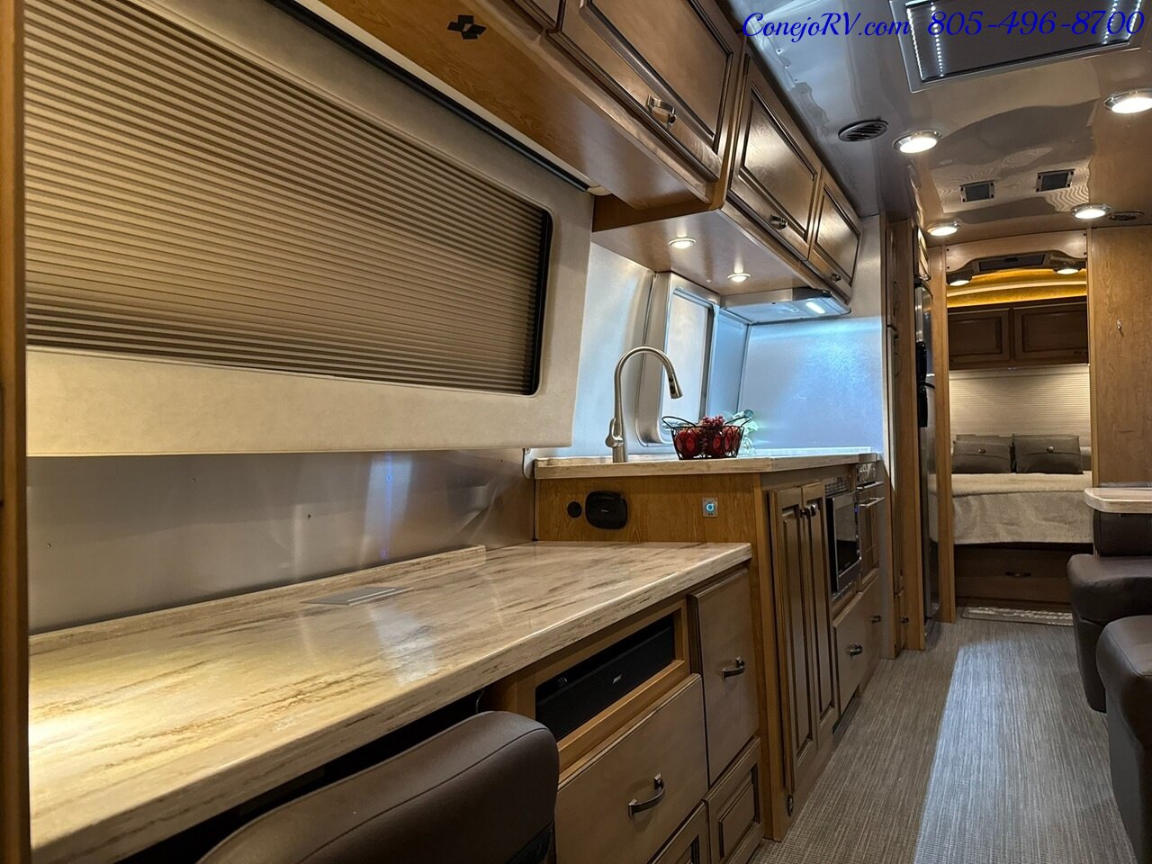 2020 Airstream Classic 33RB Theater Seats & Workspace Luxurious Travel Trailer   - Photo 34 - Thousand Oaks, CA 91360