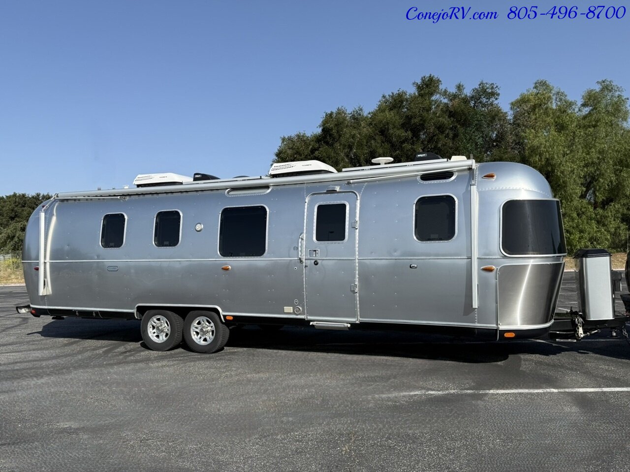 2020 Airstream Classic 33RB Theater Seats & Workspace Luxurious Travel Trailer   - Photo 3 - Thousand Oaks, CA 91360