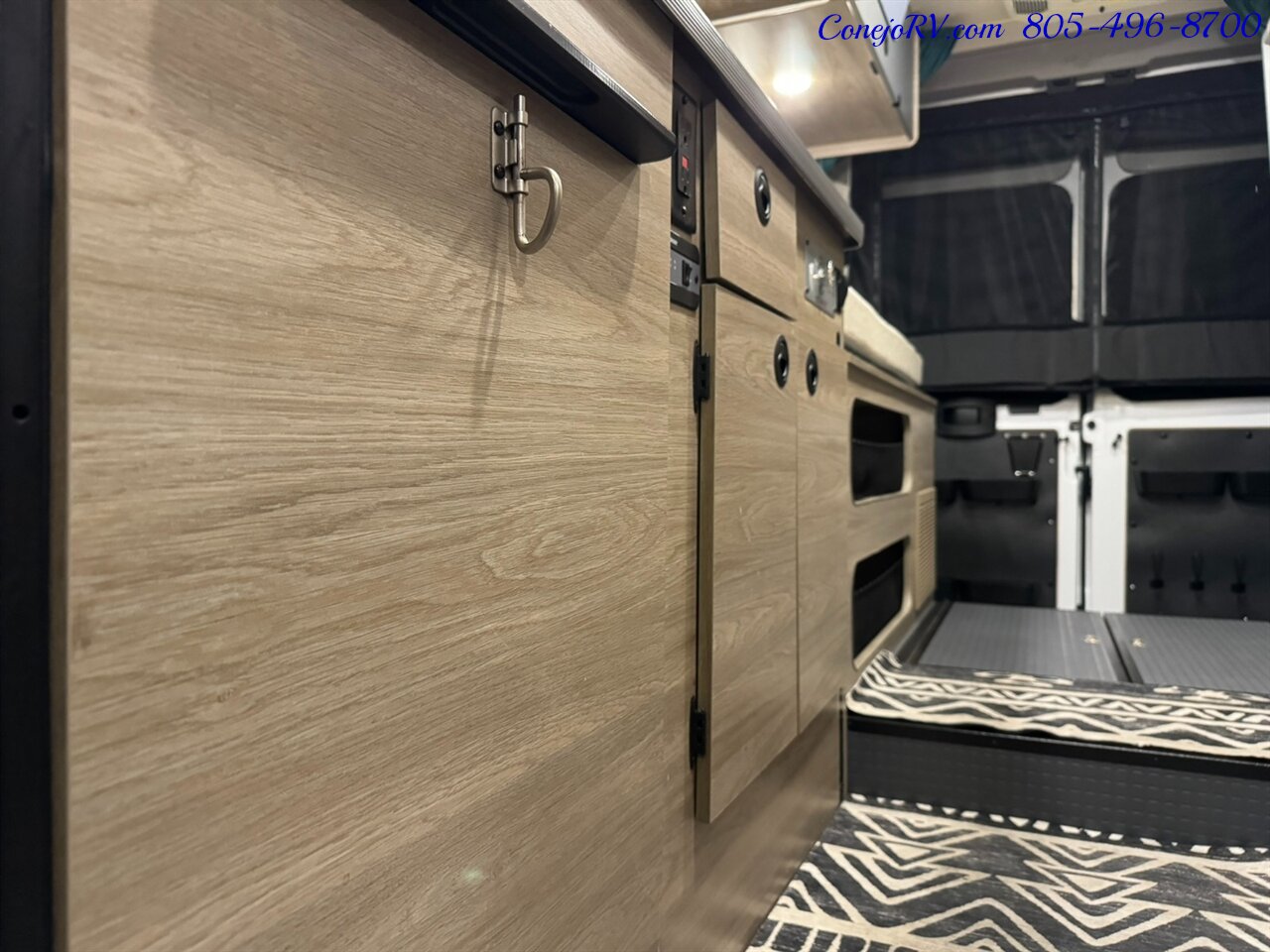 2021 Winnebago Solis 59PX Murphy Bed Full Galley Custom Upgrades 26K Miles   - Photo 14 - Thousand Oaks, CA 91360