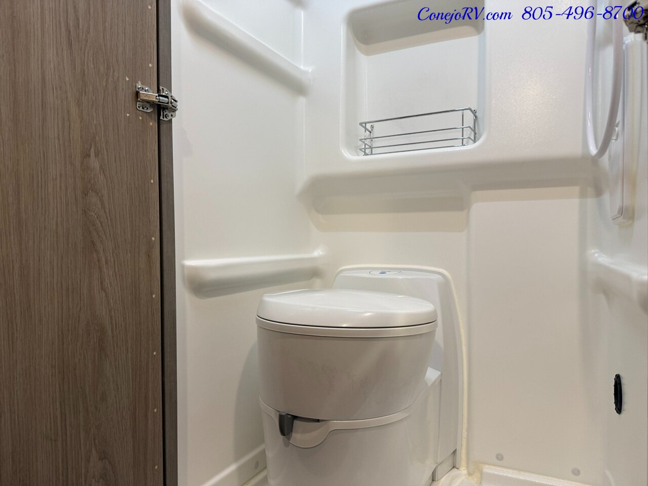 2021 Winnebago Solis 59PX Murphy Bed Full Galley Custom Upgrades 33K Miles   - Photo 17 - Thousand Oaks, CA 91360