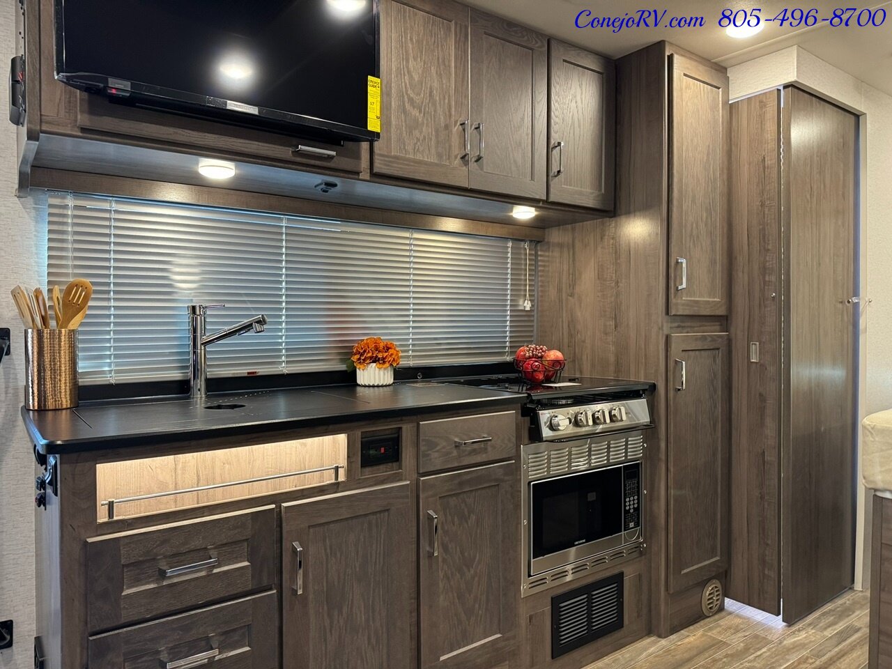 2025 Winnebago Porto 24P Full Wall Slide-Out Mercedes Turbo Diesel Full  Body Paint - Photo 11 - Thousand Oaks, CA 91360