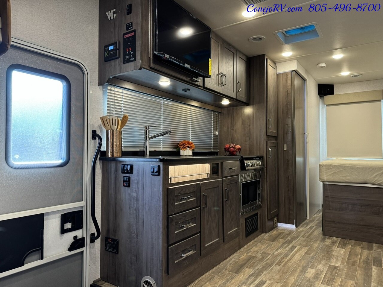 2025 Winnebago Porto 24P Full Wall Slide-Out Mercedes Turbo Diesel Full  Body Paint - Photo 7 - Thousand Oaks, CA 91360