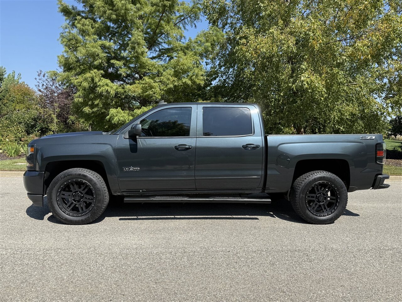 2018 Chevrolet Silverado 1500 LT photo 2