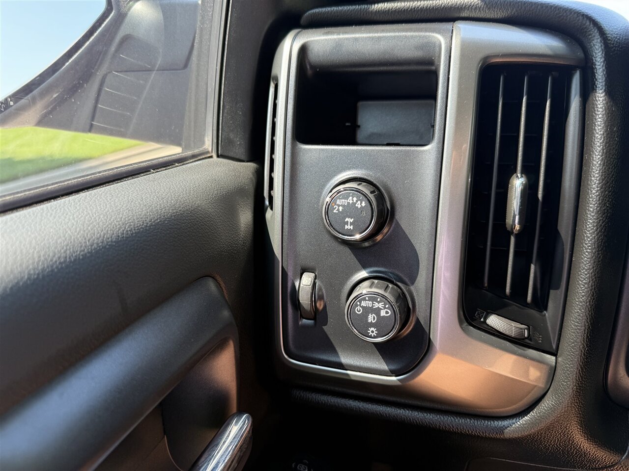 2018 Chevrolet Silverado 1500 LT photo 21