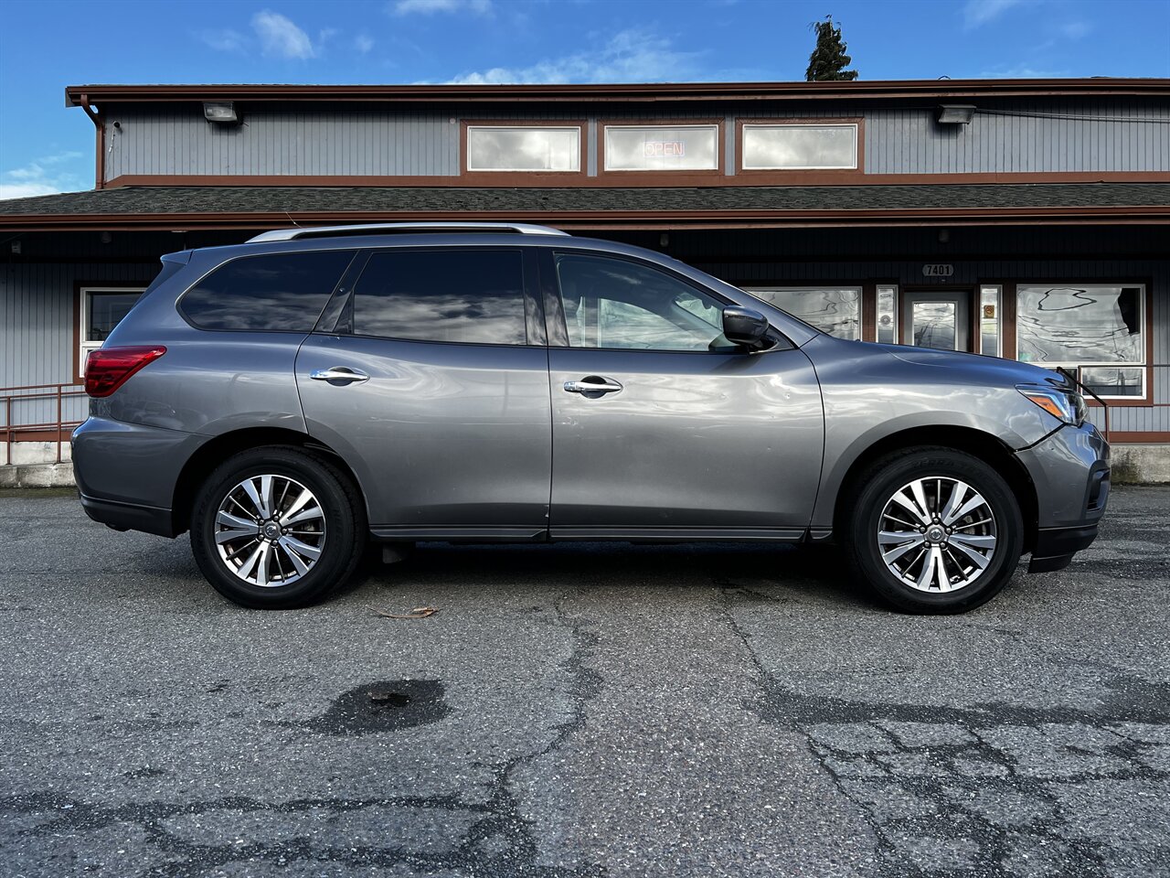 2020 Nissan Pathfinder SV photo 4