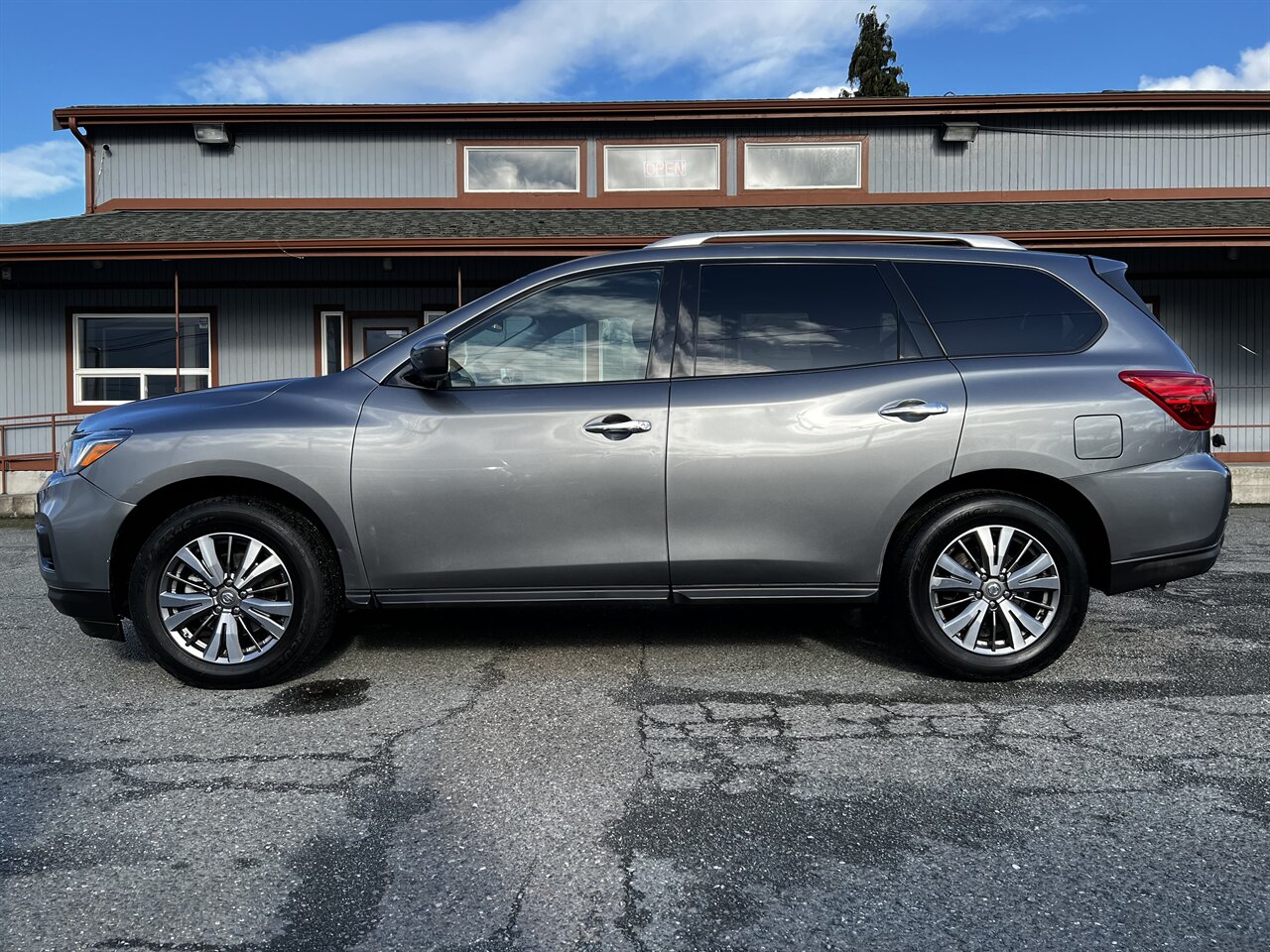 2020 Nissan Pathfinder SV photo 2