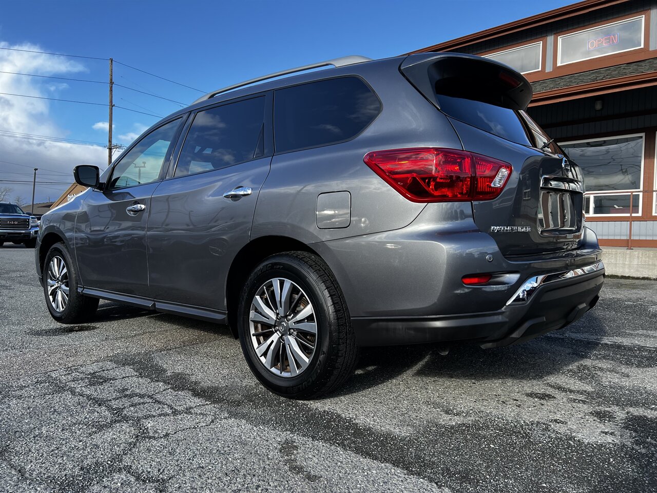 2020 Nissan Pathfinder SV photo 3