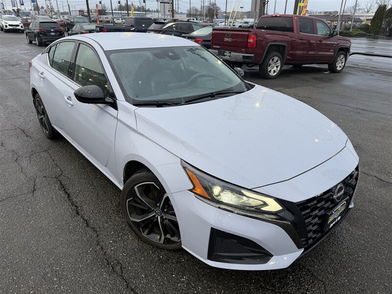 2023 Nissan Altima SR's photo