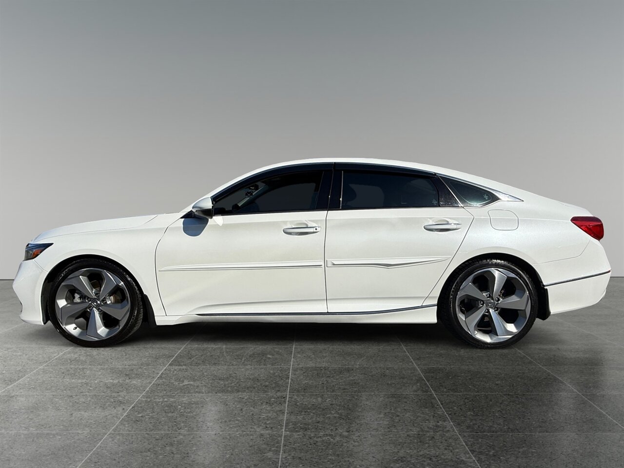 2018 Honda Accord Touring photo 2