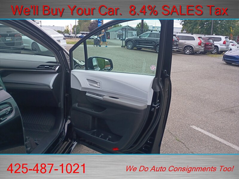 2025 Toyota Sienna LE 8-Passenger  LOW LOW MILES HYBRID 8 PASS - Photo 11 - Woodinville, WA 98072