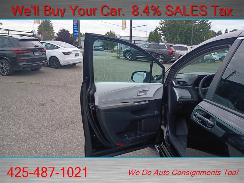 2025 Toyota Sienna LE 8-Passenger  LOW LOW MILES HYBRID 8 PASS - Photo 9 - Woodinville, WA 98072