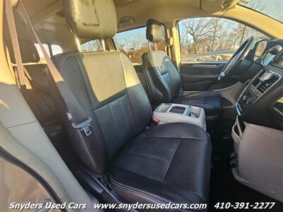 2015 Chrysler Town & Country Touring   - Photo 13 - Essex, MD 21221