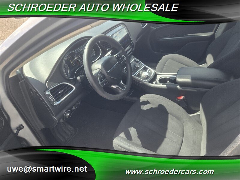 2015 Chrysler 200 Limited - Photo 9 - , OR 97527