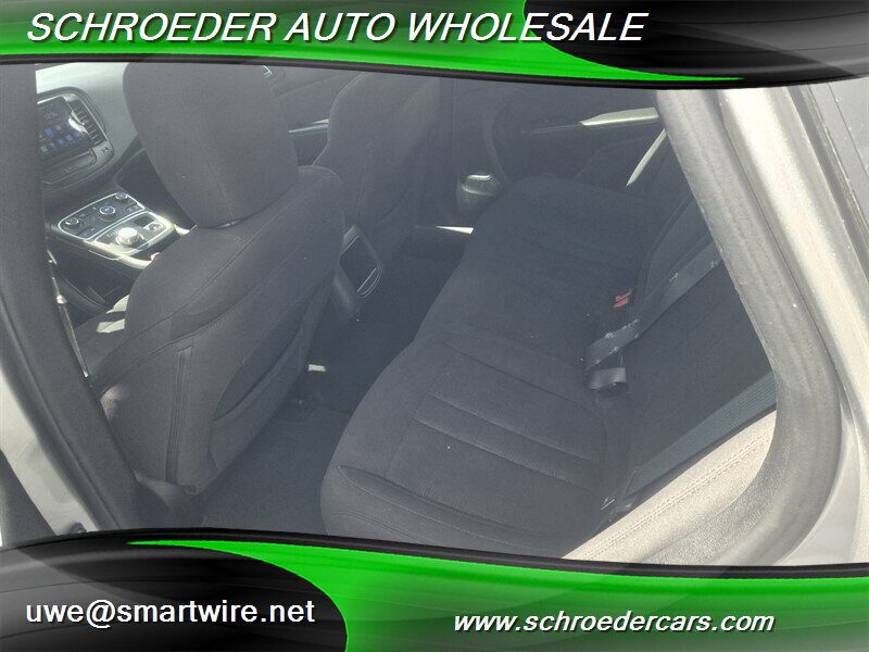 2015 Chrysler 200 Limited - Photo 10 - , OR 97527