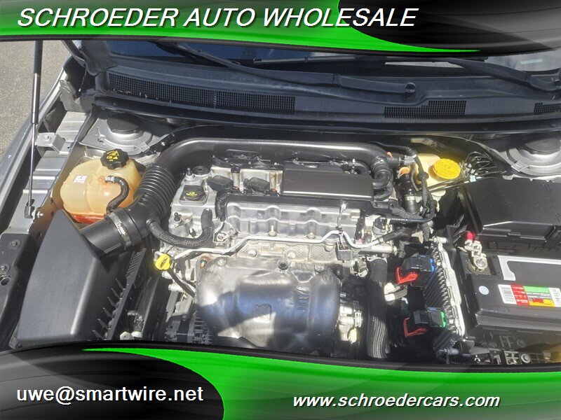 2015 Chrysler 200 Limited - Photo 11 - , OR 97527