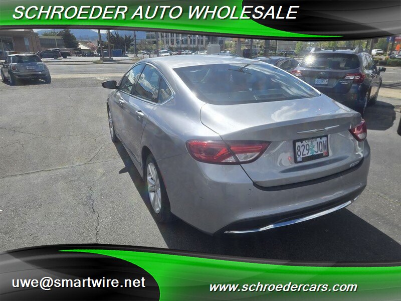 2015 Chrysler 200 Limited - Photo 5 - , OR 97527