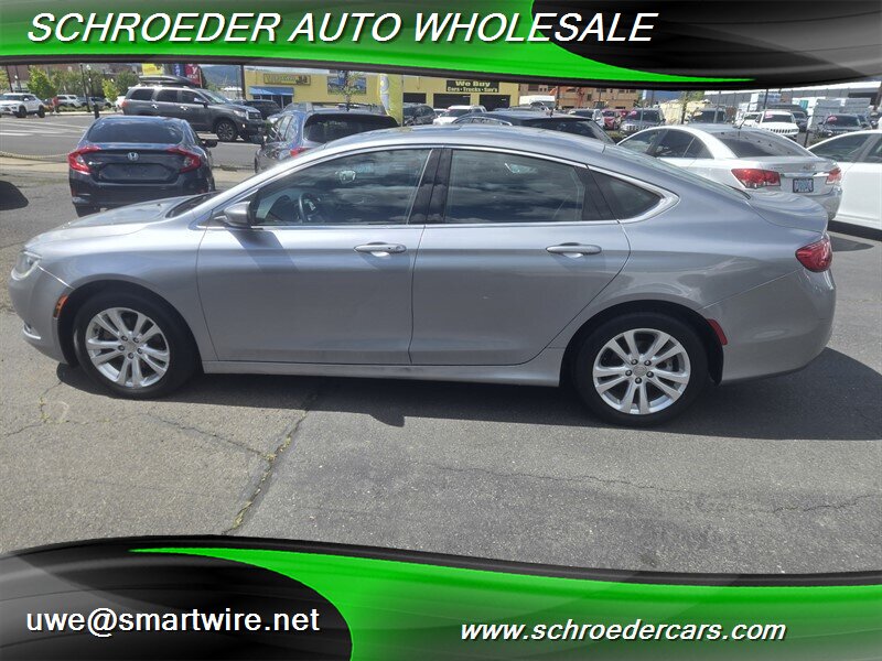 2015 Chrysler 200 Limited - Photo 6 - , OR 97527