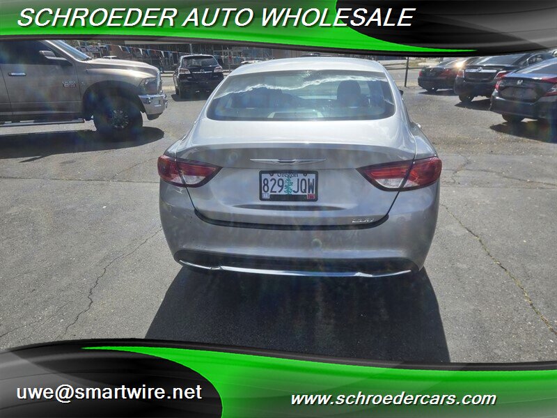 2015 Chrysler 200 Limited - Photo 4 - , OR 97527