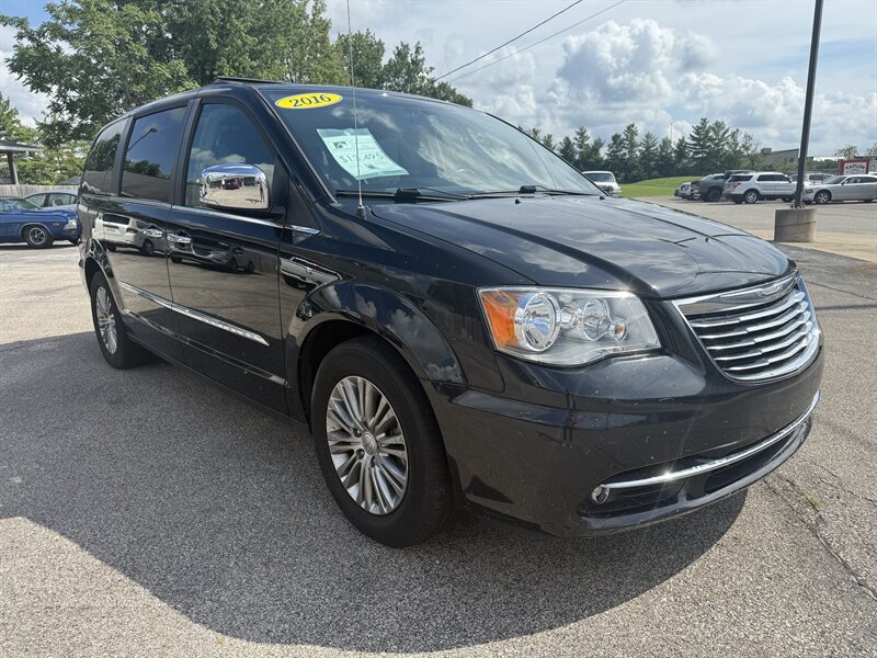 2016 Chrysler Town & Country Touring-L - Photo 1 - Lafayette, IN 47905