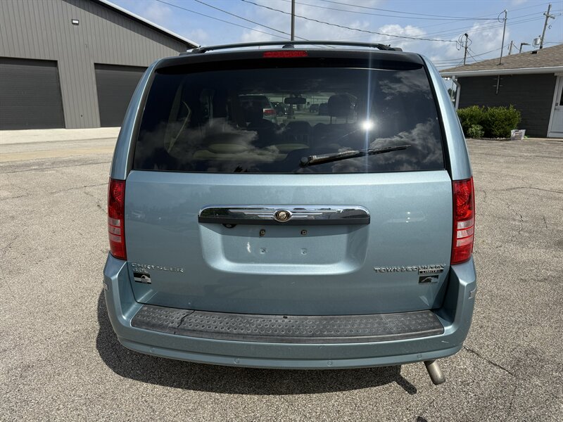 2010 Chrysler Town & Country Limited - Photo 6 - Lafayette, IN 47905