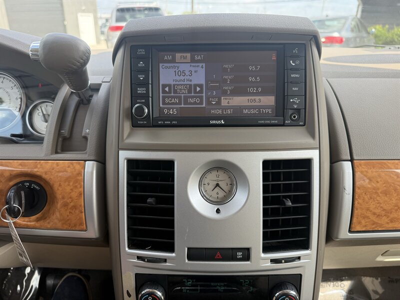 2010 Chrysler Town & Country Limited - Photo 13 - Lafayette, IN 47905