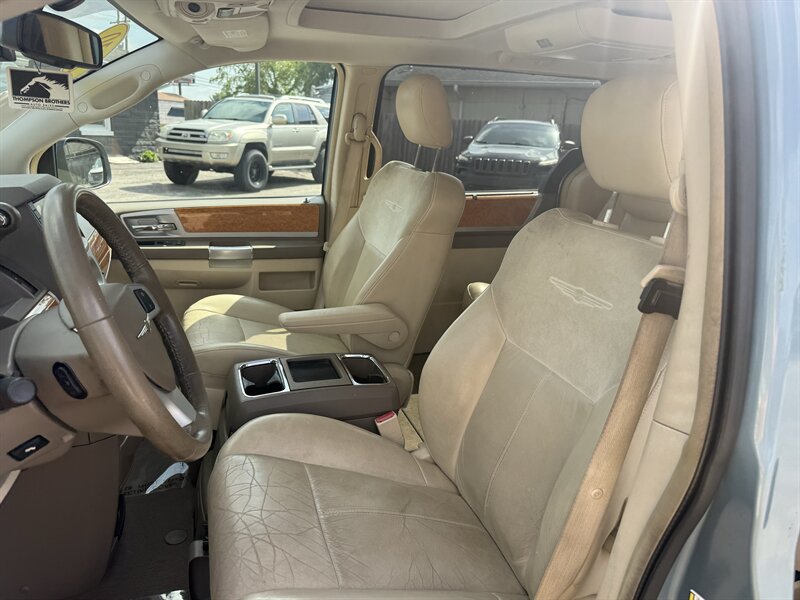 2010 Chrysler Town & Country Limited - Photo 11 - Lafayette, IN 47905