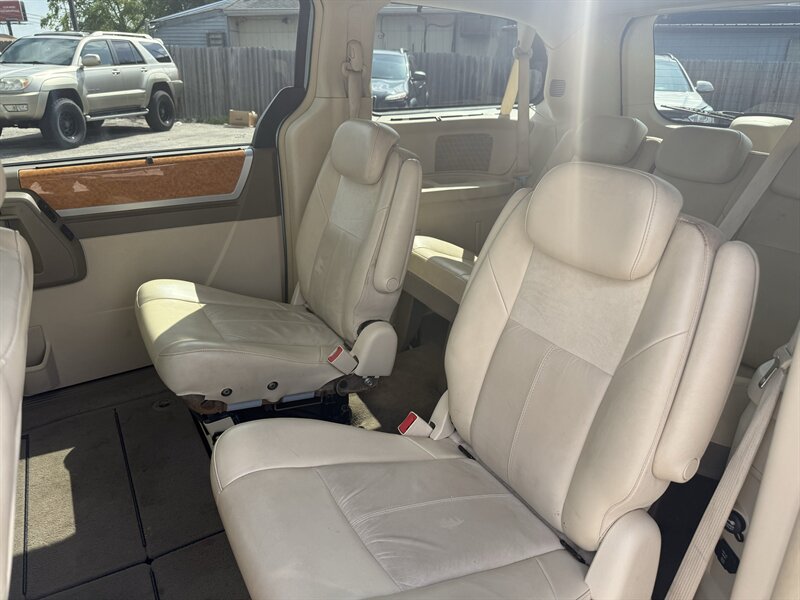 2010 Chrysler Town & Country Limited - Photo 22 - Lafayette, IN 47905