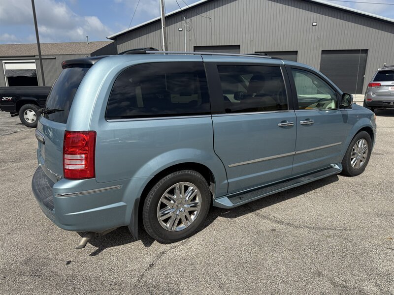 2010 Chrysler Town & Country Limited - Photo 7 - Lafayette, IN 47905