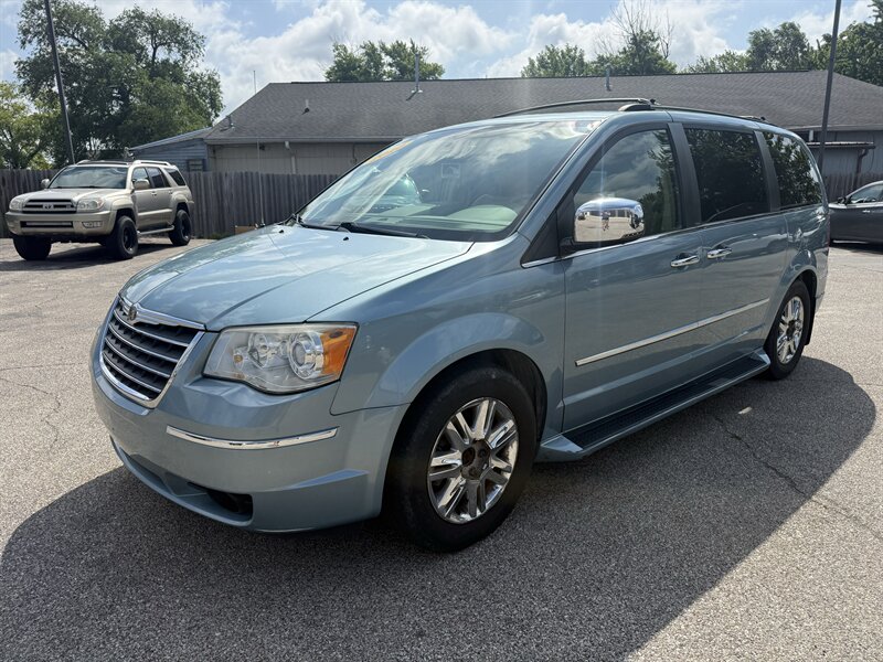 2010 Chrysler Town & Country Limited - Photo 17 - Lafayette, IN 47905
